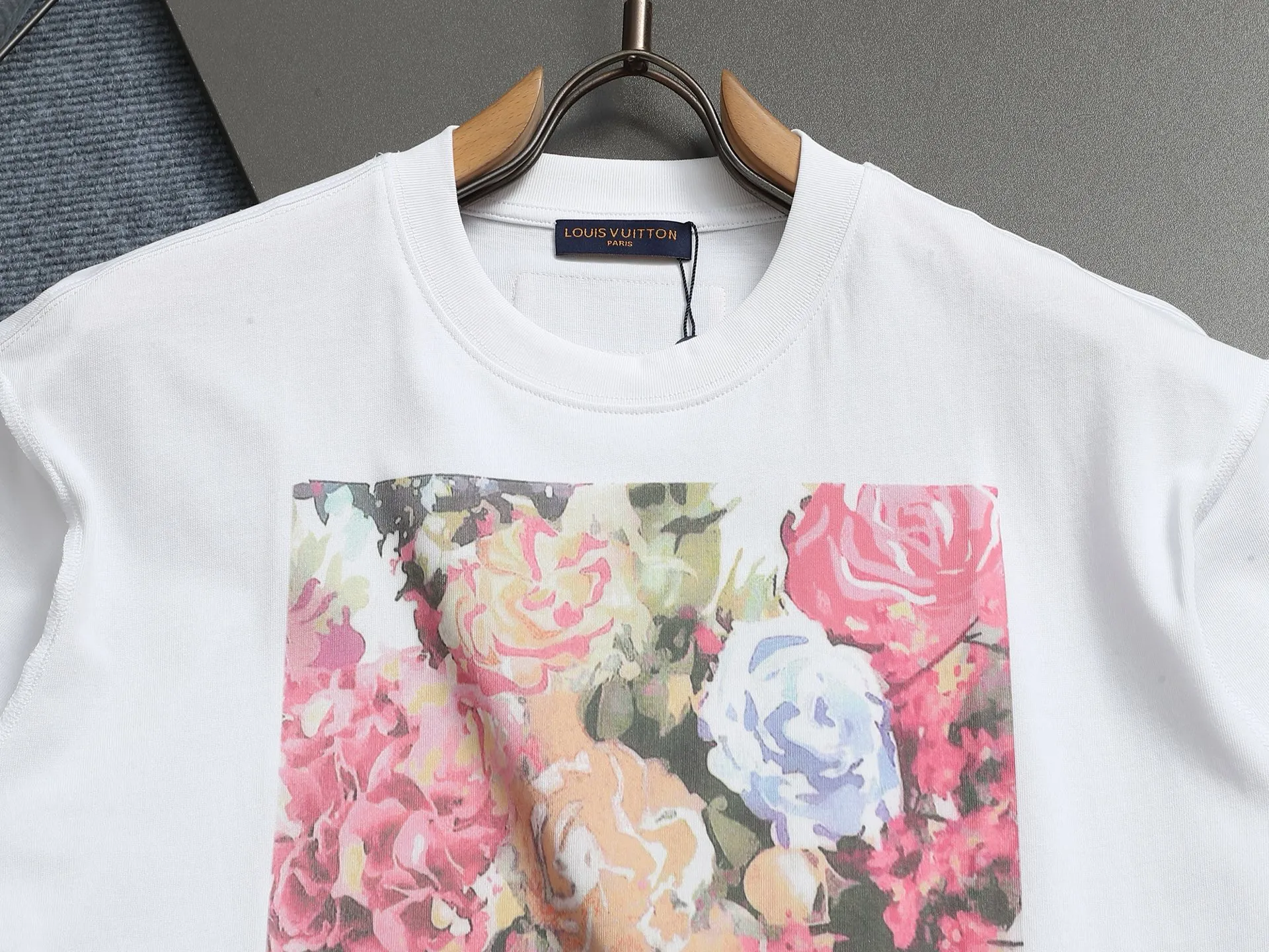 🅿️170 LV 25ss spring and summer printed short T series -1v Yayoi Kusama series pumpkin 🎃 pattern round neck short-sleeved T-shirt. Made of 32-count double yarn pure cotton 240g, washed at high temperature, will not shrink or fade. Comfortable to the touch, super texture❤️ Back-stitched cuff design, yellow back-mark embellishment, and a full set of accessories. A must-have for trendy men and trendy women, the classic drop-shoulder slightly wide version is available exclusively from stock!         ⚠️Only make high quality products, reject junk goods!  -Color: White Black -Size: XS S M L -Crowd: Unisex